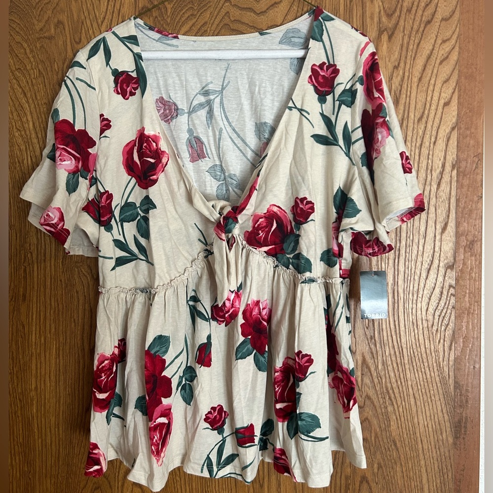 NWT Torrid Floral V-Neck top with Red Roses